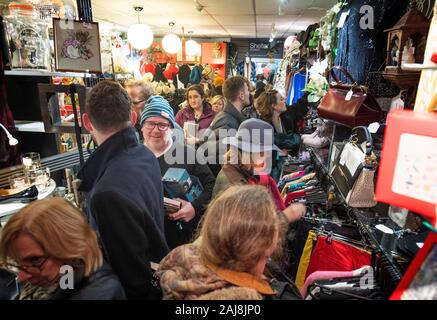 Top marques Shoppers jusqu'au lancement de la vente de produits de marque à l'Ecosse logement shop à Stockbridge, Édimbourg. Banque D'Images