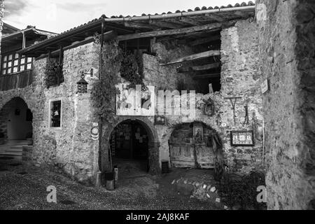 La maison des potiers, Via Fratelli Bandiera, Canale di Tenno, Trentino-Alto Adige, Italie. Version noir et blanc. Banque D'Images