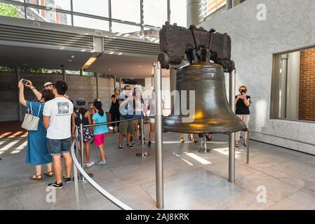 Bell, Philadelphie voir des visiteurs de la Liberty Bell Center de Philadelphie à faire des photos de la célèbre cloche, New York, USA Banque D'Images