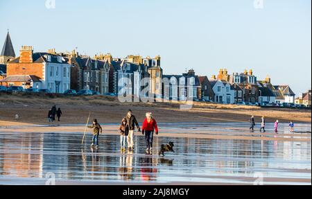 North Berwick, East Lothian, Ecosse, Royaume-Uni, 3 janvier 2019. Météo France : personnes à pied et promeneurs de chiens sur la plage à marée basse à Milsey Bay par une froide journée d'hiver ensoleillée breezy Banque D'Images