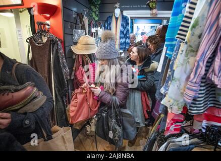 Top marques Shoppers jusqu'au lancement de la vente de produits de marque à l'Ecosse logement shop à Stockbridge, Édimbourg. Banque D'Images