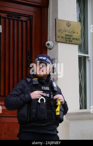 Les policiers montent la garde à l'extérieur de l'ambassade d'Iran à Knightsbridge, Londres, après le général Qassem Soleimani nous tués dans une attaque de drone à l'aéroport international de Bagdad. Soleimani a été chef de l'élite de la force Qods de Téhéran et l'Iran's top général. Banque D'Images