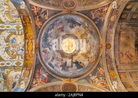 Parme, Italie - 15 avril 2018 : Les fresques de la coupole de l'église côté Chiesa di Santa Cristina par Filippo Maria Galletti (1636-1714). Banque D'Images