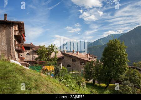 Le village médiéval de Canale di Tenno de Via al Lago, Trentino-Alto Adige, Italie. Choisi comme l'un des plus beaux villages d'Italie Banque D'Images