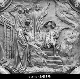 ACIREALE, ITALIE - 11 avril 2018 : Le relief de bronze à partir de la résurrection de Lazare la porte de Basilica Collegiata di San Sebastiano . Banque D'Images