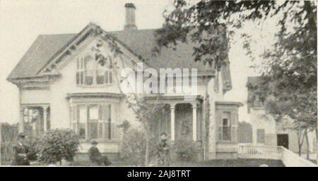 Falmouth-by-the-sea : la Naples d'Amérique . Residence d'Hiram N. Lawrence à Teaticket. nrEATlCKET, connue comme le jardin de l'Éternel, peut se vanter d'manypleasant maisons. Aucun n'a une situation que M. Lawrences.Situé sur une montagne, il semble inviter le passant à son hospitalité andgood cheer. M. Lawrence excelle dans la souscription : de petits fruits. andvegetables .128. liiiiiMiMiiininiiii Banque D'Images