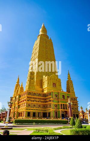 Krabi, Thaïlande - 30 décembre 2019 - Les touristes et les habitants visiter Wat Mahathat, Watchiramongkhon ou localement connu sous le nom de Wat Bang Thong de Krabi, Thaïlande Banque D'Images