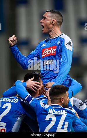 Reggio Emilia, Italie. 22, décembre 2019 : Jose Maria Callejon de SSC Napoli célèbre avec ses coéquipiers au cours de la série d'un match de football entre l'US Sassuolo et SSC Napoli. SSC Napoli 2-1 plus de US Sassuolo. Credit : Nicolò Campo/Alamy Live News Banque D'Images