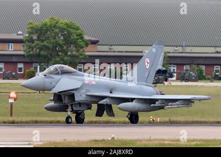 Royal Air Force (RAF), l'Eurofighter EF-2000 Typhoon RGF4 avion de combat polyvalent de ZJ927 No.29(R) à RAF Coningsby. Banque D'Images