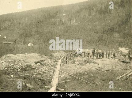 L'Alaska, ses eaux, à la terre et de la vie ; une conférence illustrée . Skotkiini (iuUh - $250 ooo a été payé pour deux revendications sur ce Gulch à partir de 30 000 $ qui a été pris dans six semaines. Ruisseau Eldorado.-l'exploitation minière ; par shaftsinto une boîte d'écluse. Plus de 2o.ot link au lit rock, la saleté soulevées dans des seaux par des guindeaux, est l'objet de dumping&gt ; a été prise d'une de ces boîtes 12x16 pieds. Or ALLUVIAUX THK DE LA RUÉE VERS L'EAU. 27 Banque D'Images