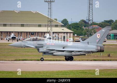 Royal Air Force (RAF), l'Eurofighter EF-2000 Typhoon RGF4 avion de combat polyvalent de ZJ927 No.29(R) à RAF Coningsby. Banque D'Images