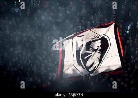 Bergame, Italie. 22, décembre 2019 : Fans de l'AC Milan, d'un drapeau géant au cours de la série d'un match de football entre l'Atalanta BC et AC Milan. Atalanta BC a gagné 5-0 sur l'AC Milan. Credit : Nicolò Campo/Alamy Live News Banque D'Images