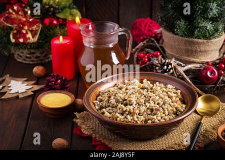 Kutya. Porridge de noël faites de grains de blé, les graines de pavot, noix, raisins secs et de miel. Kutia de Noël. La cuisine ukrainienne. Banque D'Images