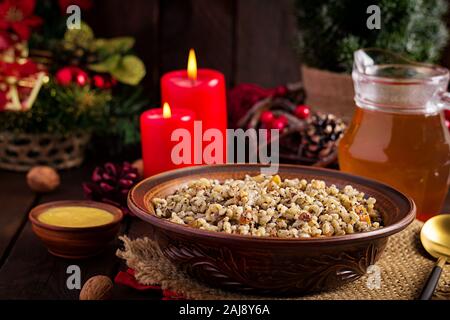 Kutya. Porridge de noël faites de grains de blé, les graines de pavot, noix, raisins secs et de miel. Kutia de Noël. La cuisine ukrainienne. Banque D'Images