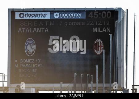 Bergame, Italie. 22, décembre 2019 : un panneau indique le résultat final à la fin de la série d'un match de football entre l'Atalanta BC et AC Milan. Atalanta BC a gagné 5-0 sur l'AC Milan. Credit : Nicolò Campo/Alamy Live News Banque D'Images