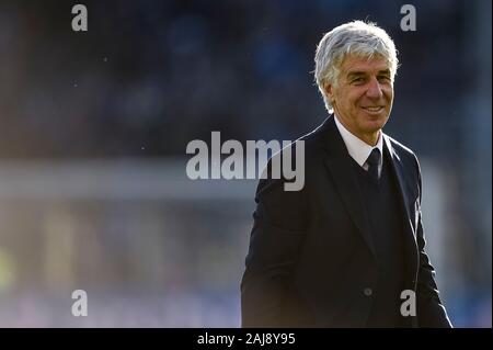 Bergame, Italie. 22, décembre 2019 : Gian Piero Gasperini, l'entraîneur-chef de l'Opération Atalanta BC, sourit à la fin de la série d'un match de football entre l'Atalanta BC et AC Milan. Atalanta BC a gagné 5-0 sur l'AC Milan. Credit : Nicolò Campo/Alamy Live News Banque D'Images