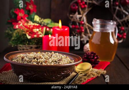 Kutya. Porridge de noël faites de grains de blé, les graines de pavot, noix, raisins secs et de miel. Kutia de Noël. La cuisine ukrainienne. Banque D'Images