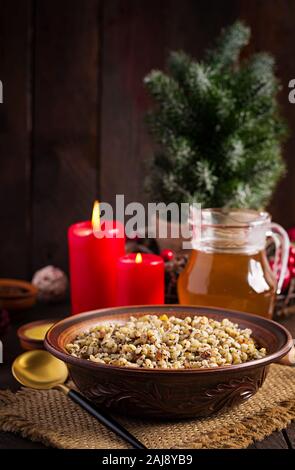 Kutya. Porridge de noël faites de grains de blé, les graines de pavot, noix, raisins secs et de miel. Kutia de Noël. La cuisine ukrainienne. Banque D'Images