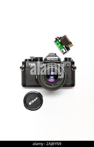 Vintage Nikon FM2 avec divers accessoires sur un fond blanc. 31.12.2019 Photos : Phillip Roberts Banque D'Images