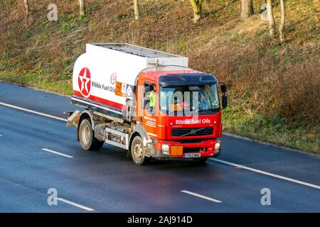 Mazouts Ribble ; autoroute transport en vrac lourds camions de livraison, transport, camion, transport, camion, cargaison spéciale, véhicule Volvo, livraison, transport, industrie, transport sur le M55 à Blackpool, Royaume-Uni Banque D'Images