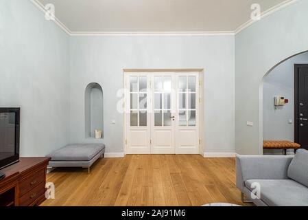 Intérieur moderne de salle de séjour dans un appartement de luxe. Vue sur le mur avec porte blanche. Banque D'Images