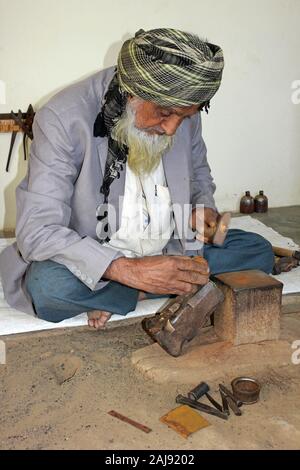 Le forgeron de Lohar / Communauté Luhar Dans Nirona Village, Grand Rann de Kutch, Gujarat, Inde faire bell cuivre traditionnel Banque D'Images