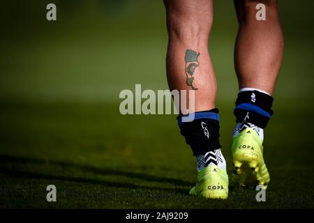 Clusone, Bergame, Italie. Juillet 21, 2019 : Un détail d'un tatouage représentant l'Argentine sur le veau d'Alejandro Gomez est vu pendant la pré-saison match amical entre l'Atalanta BC et AC Renate. Atalanta BC a gagné 6-0 sur AC Renate. Credit : Nicolò Campo/Alamy Live New Banque D'Images