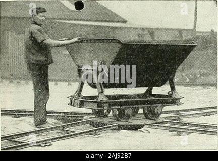 Engineering et de passation . mping fort.C'est un dump wagon bas fort qui, par le biais d'un de spécial-vice de fonctionnement des portes bas distribue la charge usent pas uniformémentau fil du des roues avant et arrière et permet à l'engrenage pour becoupled jusqu'aussi près que 65 pouces. Chaque teamster knowswhat cela signifie-il signifie traction légère. La boîte est sandtight ; il s'adapte à tous les engins ayant un wagon de REACH. Retirer l'habitacle, l'engrenage est prêt pour le transport de bois ou des poteaux ou quelque chose elsethat n'a pas besoin d'un fort. Mettre sur la boîte et il y a un dumping highclass chariot à un quart du coût d'un ordinaryfixed fort dumping wagon. Banque D'Images