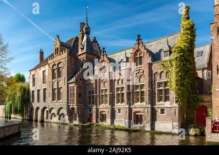 Bruges est la capitale et la plus grande ville de la province de Flandre occidentale. Le centre-ville historique est un site du patrimoine mondial de l'UNESCO. Banque D'Images