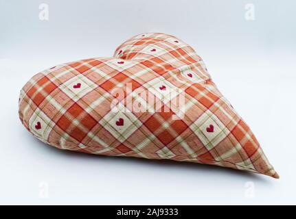 Coeur de tissu isolé sur fond blanc. Happy Valentines Day Banque D'Images