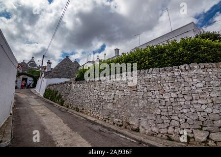 ALBEROBELLO, ITALIE - 28 août 2018 - Belle vieille ville d'Alberobello avec de superbes carreaux de pierre blanchis à cône Trulli dans les Pouilles maisons de toit est visité chaque année par des millions de touristes Banque D'Images