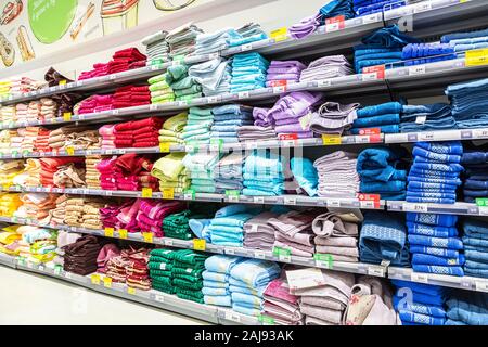 Samara, Russie - 30 mars 2019 : Divers serviettes couleur prêt à vendre au superstore Banque D'Images
