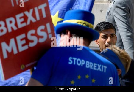 Rishi Sunak MP (Secrétaire principal au Conseil du Trésor) dans Whitehall, août 2019 avec un militant anti-Brexit Stev Bray Banque D'Images