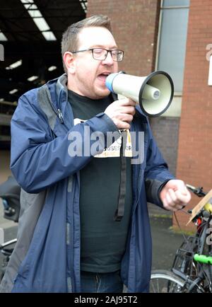 Andrew Gwynne, travail MP pour Denton et rougeâtre à l'ombre du Grand Manchester et secrétaire d'État pour les communautés et le gouvernement local, parlant à un groupe d'environ 25 manifestants exigeant de meilleurs services d'autobus qui ont défilé à Manchester, Royaume-Uni, le 3 janvier 2020. Le groupe a défilé de dépôt de bus de la Malle-poste Ardwick au bureau du maire de Greater Manchester, Andy Burnham, sur Oxford Road, à part dans une pétition de 11 510 signatures. Les manifestants ont appelé à l'autobus d'être repris dans le contrôle public. Banque D'Images