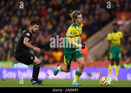 Todd Cantwell (R) et Ruben Neves (L) en action au cours de la Premier League match entre Wolverhampton Wanderers et Norwich City à Carrow Road Staduim à Norwich.Score final ; Norwich City 1:2 Wolverhampton Wanderers. Banque D'Images