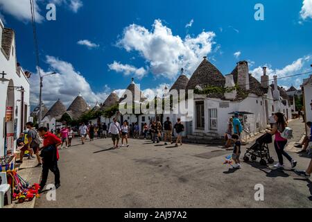 ALBEROBELLO, ITALIE - 28 août 2018 - Belle vieille ville d'Alberobello avec de superbes carreaux de pierres blanchis à cône Trulli dans les Pouilles maisons de toit est visité chaque année par des millions de touristes. Rue principale Banque D'Images