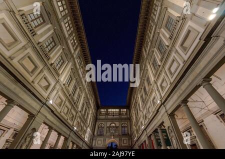 Vue de la galerie des Offices à Florence dans la nuit Banque D'Images