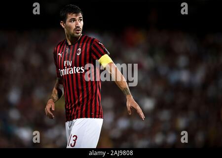 Cesena, Italie. 17 août, 2019 : Alessio Romagnoli de l'AC Milan a l'air sur l'avant-saison lors d'un match de football amical entre Cesena FC et l'AC Milan. Le match s'est terminé dans une égalité de 0-0. Credit : Nicolò Campo/Alamy Live News Banque D'Images