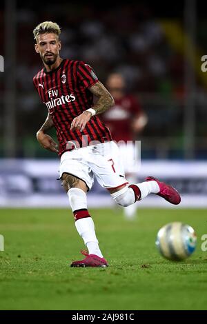 Cesena, Italie. 17 août, 2019 : Samuel Castillejo de l'AC Milan yeux la balle lors de la pré-saison match amical entre Cesena FC et l'AC Milan. Le match s'est terminé dans une égalité de 0-0. Credit : Nicolò Campo/Alamy Live News Banque D'Images