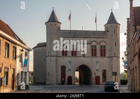 Bruges, Belgique - le 6 octobre 2018 : l'antique Cross Gate (kruispoort) des remparts de la ville historique de Bruges Banque D'Images