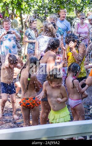 Les enfants jouent dans la fontaine, Peterhof, Saint-Pétersbourg, Russie Banque D'Images