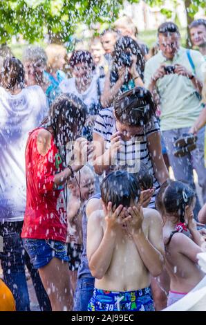 Les enfants jouent dans la fontaine, Peterhof, Saint-Pétersbourg, Russie Banque D'Images