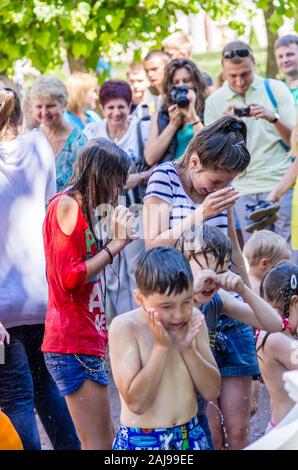 Les enfants jouent dans la fontaine, Peterhof, Saint-Pétersbourg, Russie Banque D'Images