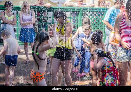 Les enfants jouent dans la fontaine, Peterhof, Saint-Pétersbourg, Russie Banque D'Images