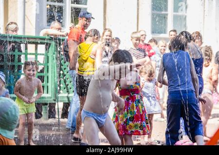 Les enfants jouent dans la fontaine, Peterhof, Saint-Pétersbourg, Russie Banque D'Images