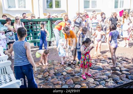 Les enfants jouent dans la fontaine, Peterhof, Saint-Pétersbourg, Russie Banque D'Images