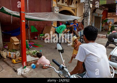 Chasse les gens sont pauvres sans-abri se déplaçant à leur abri de fortune sur un trottoir de la ville de Kampong Cham en milieu urbain, au Cambodge. Banque D'Images