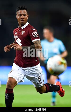 Turin, Italie. 22 août, 2019 : Armando Izzo de Torino FC yeux la balle au cours de l'UEFA Europa League football match éliminatoire entre Torino FC et Wolverhampton Wanderers FC. Wolverhampton Wanderers FC a gagné 3-2 au Torino FC. Credit : Nicolò Campo/Alamy Live News Banque D'Images