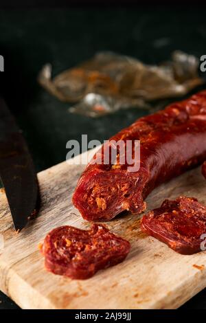 Libre de quelques tranches de chorizo, une saucisse de porc typique de l'Espagne, sur une planche à découper en bois Banque D'Images