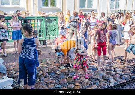 Les enfants jouent dans la fontaine, Peterhof, Saint-Pétersbourg, Russie Banque D'Images